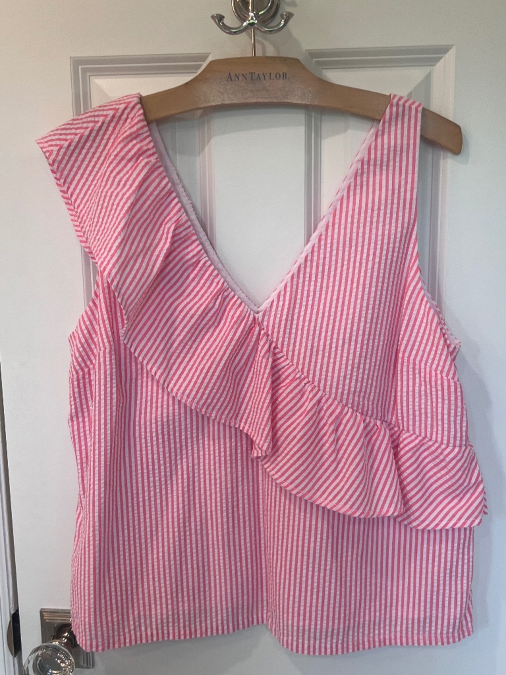 Vineyard Vines top pink/white seersucker ruffle shoulder Size 12